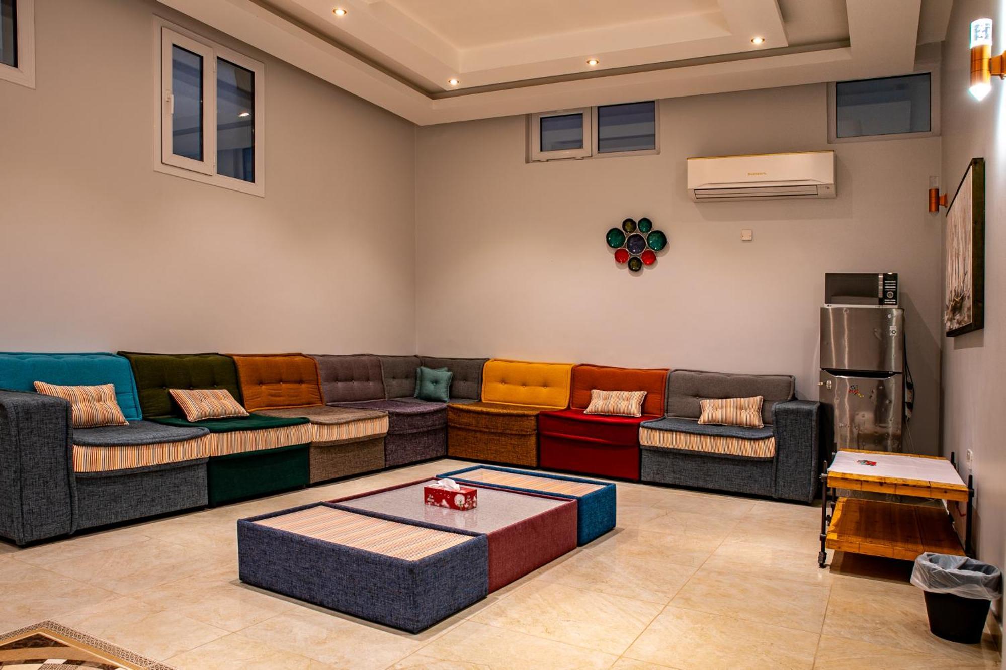 Elegant Garden Stay With 2 Living Areas, 2 Bedrooms, 1 Full And 1 Half Bath For 6 Guests Umm Al Amad 外观 照片