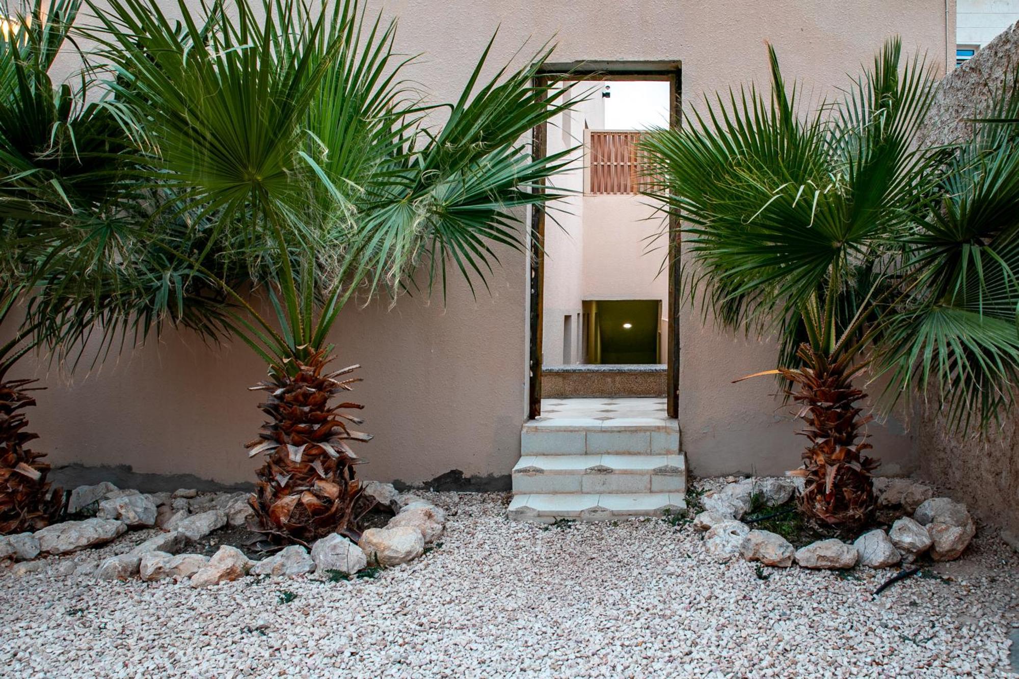 Elegant Garden Stay With 2 Living Areas, 2 Bedrooms, 1 Full And 1 Half Bath For 6 Guests Umm Al Amad 外观 照片